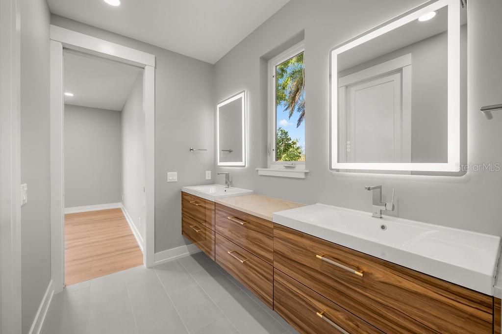 For Sale: $4,699,999 (5 beds, 4 baths, 4000 Square Feet)