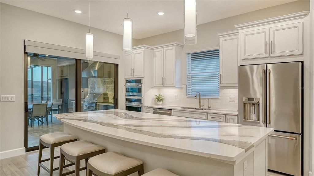 Activo con contrato: $975,000 (3 camas, 3 baños, 2256 Pies cuadrados)
