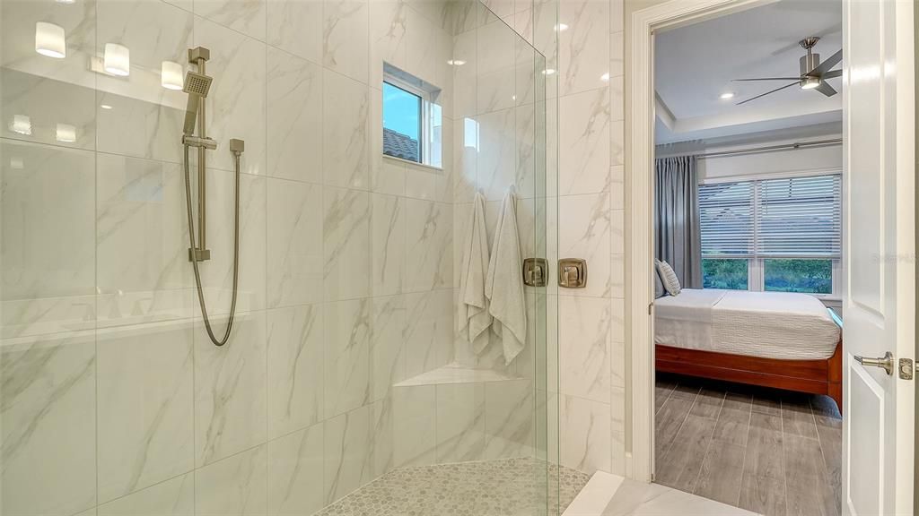 Activo con contrato: $975,000 (3 camas, 3 baños, 2256 Pies cuadrados)