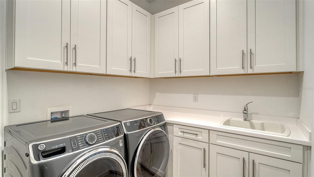Activo con contrato: $975,000 (3 camas, 3 baños, 2256 Pies cuadrados)