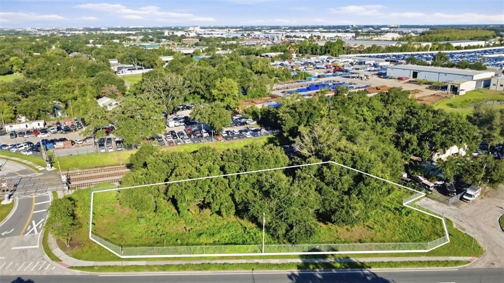 En Venta: $1,100,000 (0.77 acres)