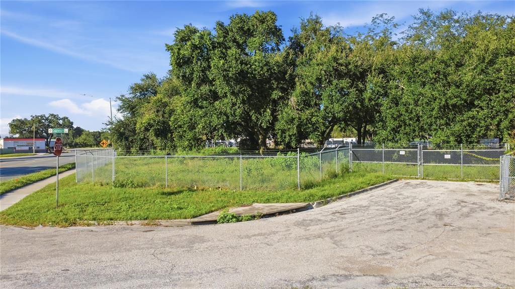 En Venta: $1,100,000 (0.77 acres)