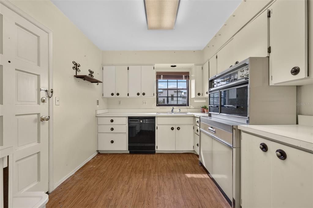 For Sale: $850,000 (3 beds, 2 baths, 1639 Square Feet)