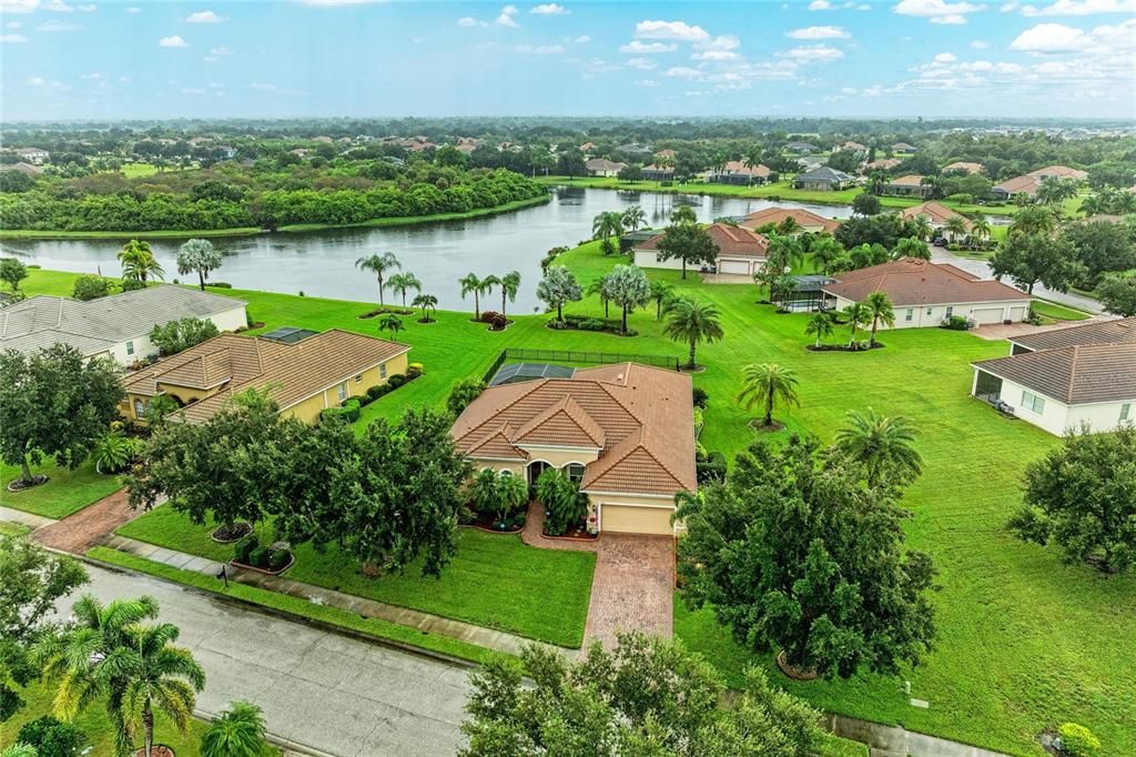 En Venta: $920,000 (4 camas, 3 baños, 2635 Pies cuadrados)