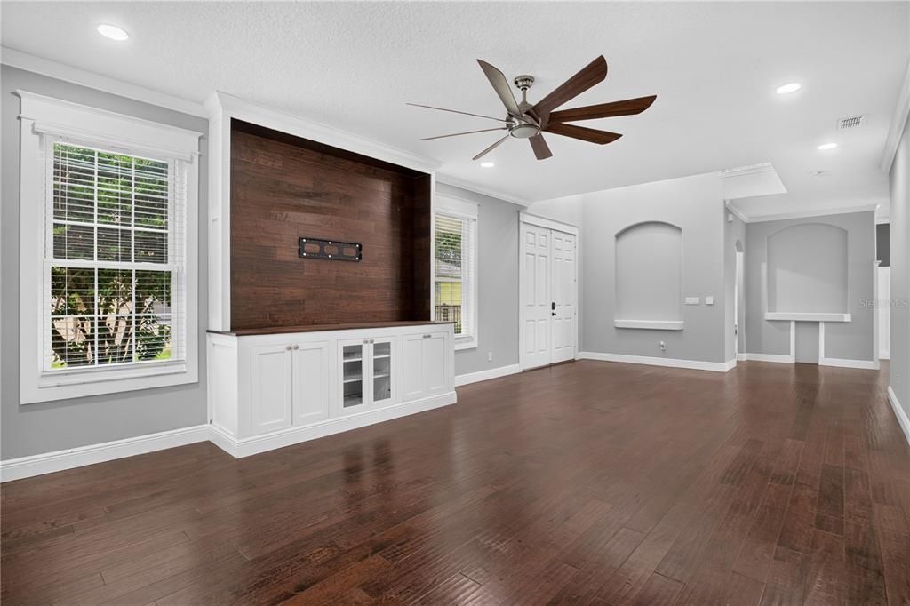 For Sale: $680,000 (4 beds, 3 baths, 2560 Square Feet)