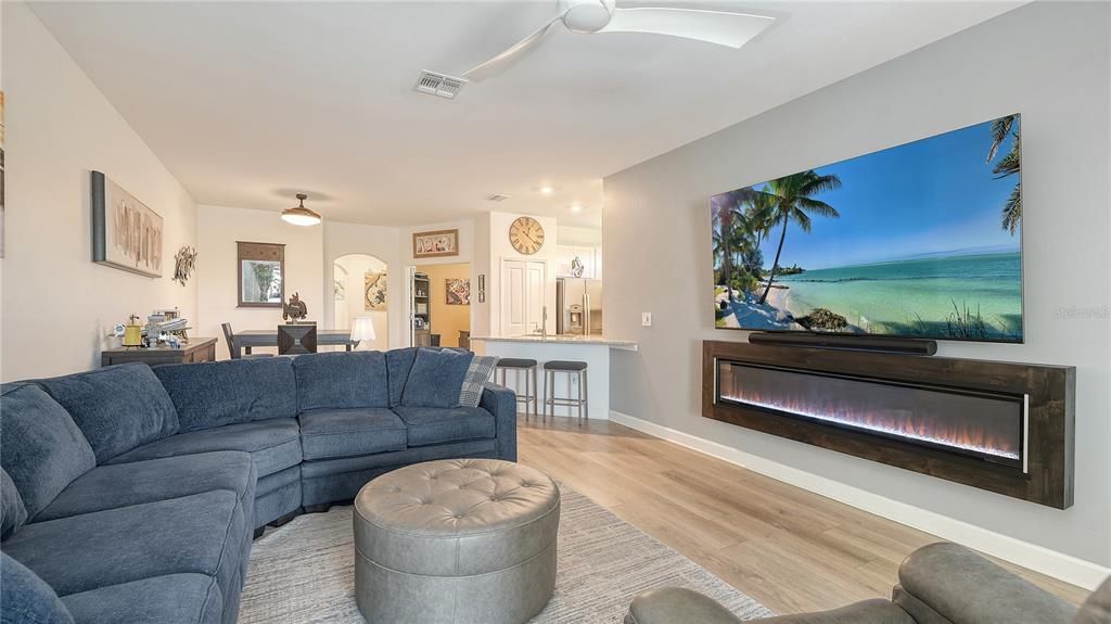 For Sale: $399,900 (2 beds, 2 baths, 1557 Square Feet)