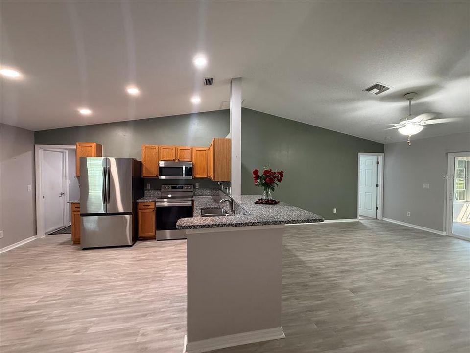 For Rent: $2,000 (3 beds, 2 baths, 1261 Square Feet)