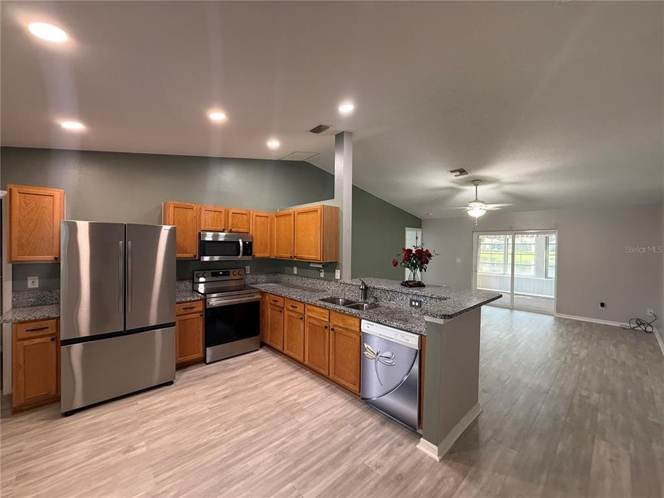 For Rent: $2,000 (3 beds, 2 baths, 1261 Square Feet)