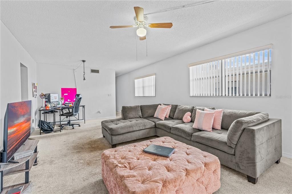 For Sale: $89,900 (2 beds, 2 baths, 975 Square Feet)
