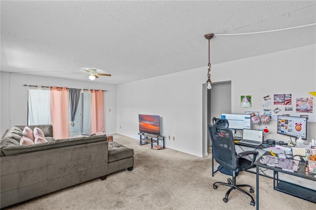 For Sale: $89,900 (2 beds, 2 baths, 975 Square Feet)