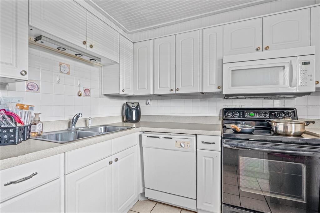 For Sale: $89,900 (2 beds, 2 baths, 975 Square Feet)