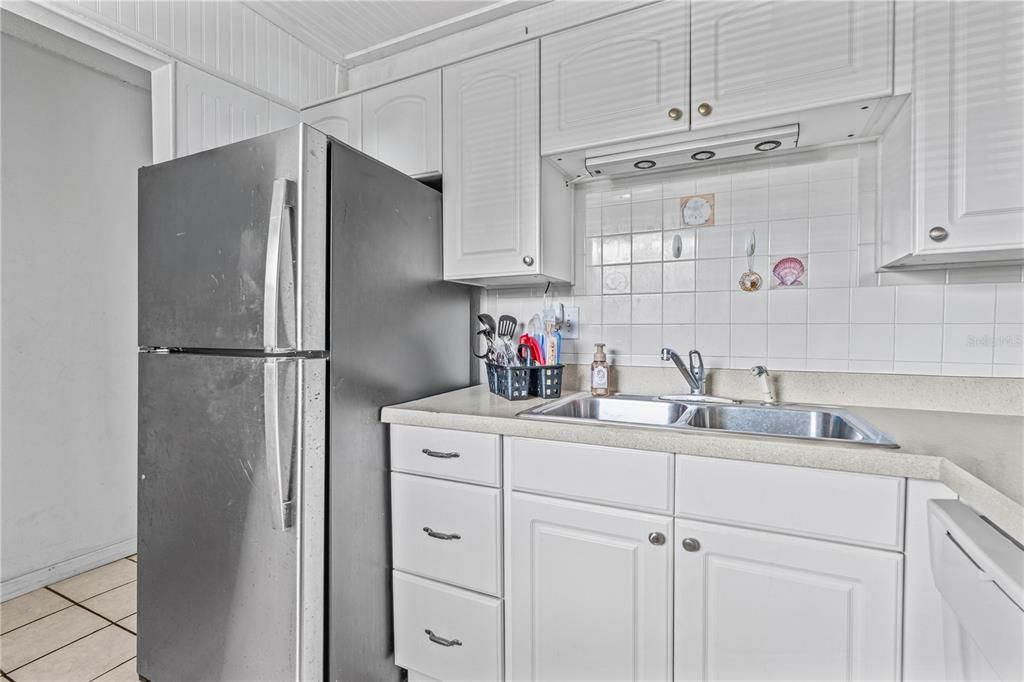 For Sale: $89,900 (2 beds, 2 baths, 975 Square Feet)