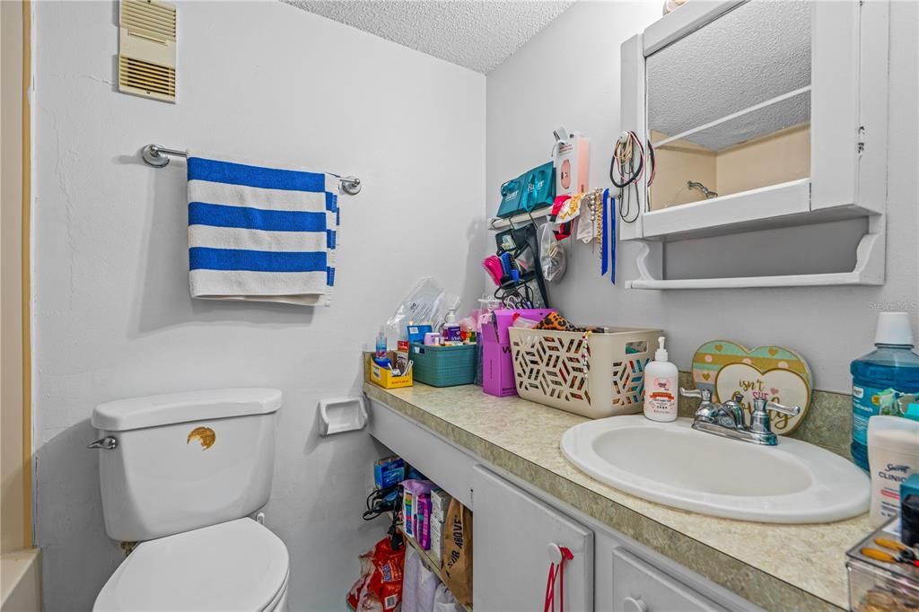 For Sale: $89,900 (2 beds, 2 baths, 975 Square Feet)