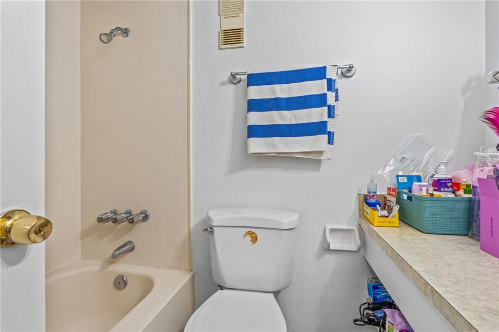 For Sale: $89,900 (2 beds, 2 baths, 975 Square Feet)
