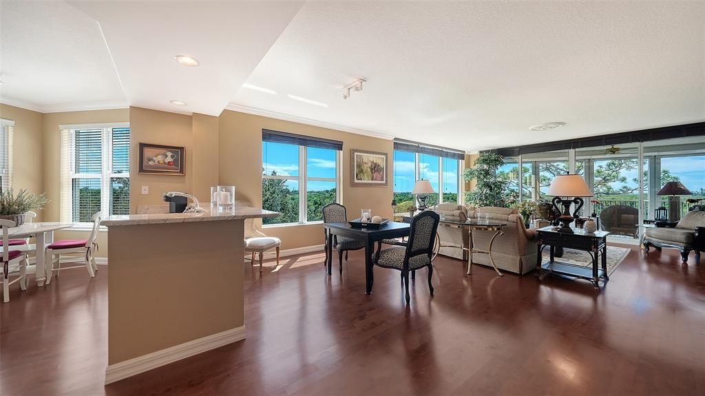 En Venta: $695,000 (3 camas, 3 baños, 2594 Pies cuadrados)
