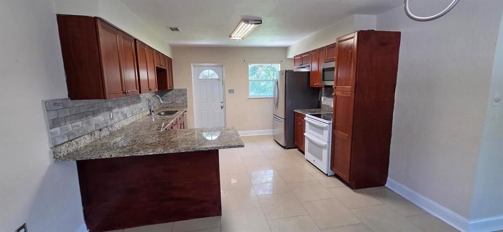 For Rent: $2,199 (3 beds, 1 baths, 1442 Square Feet)