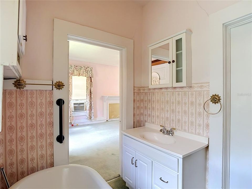 For Sale: $160,000 (2 beds, 1 baths, 1759 Square Feet)