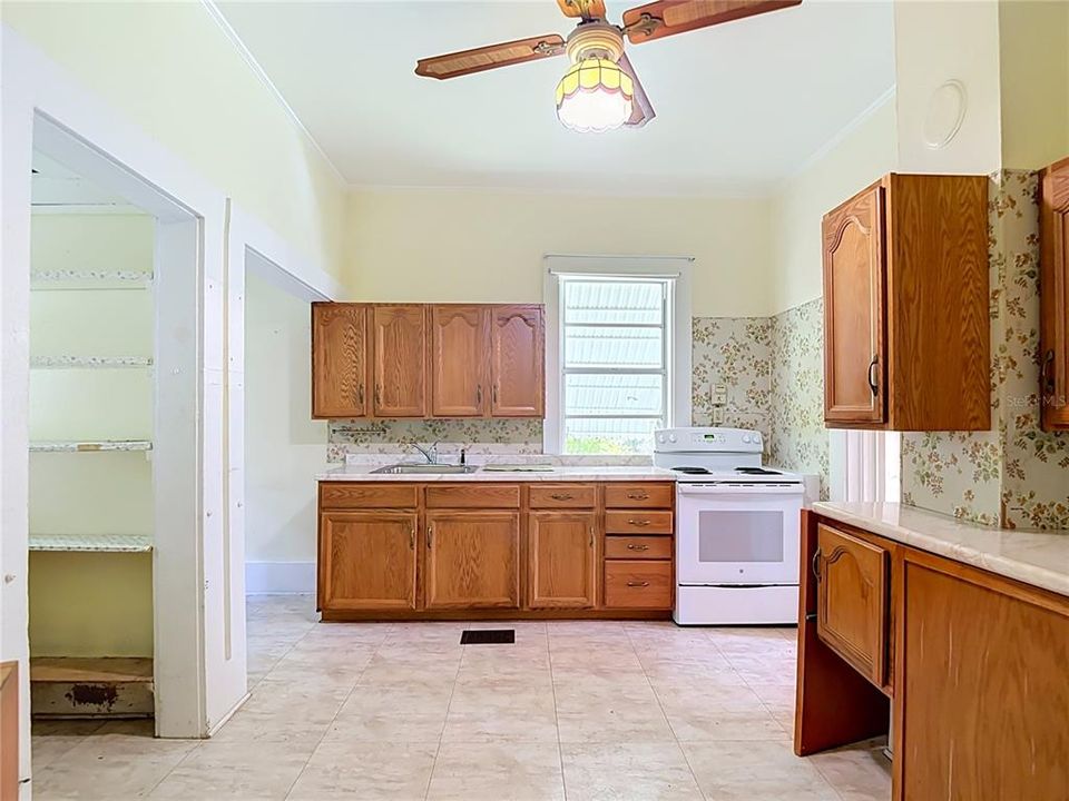 For Sale: $160,000 (2 beds, 1 baths, 1759 Square Feet)