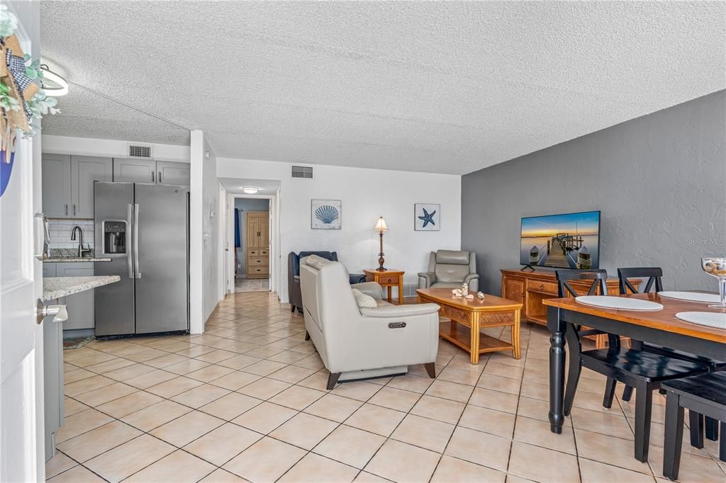 For Sale: $169,900 (2 beds, 1 baths, 864 Square Feet)