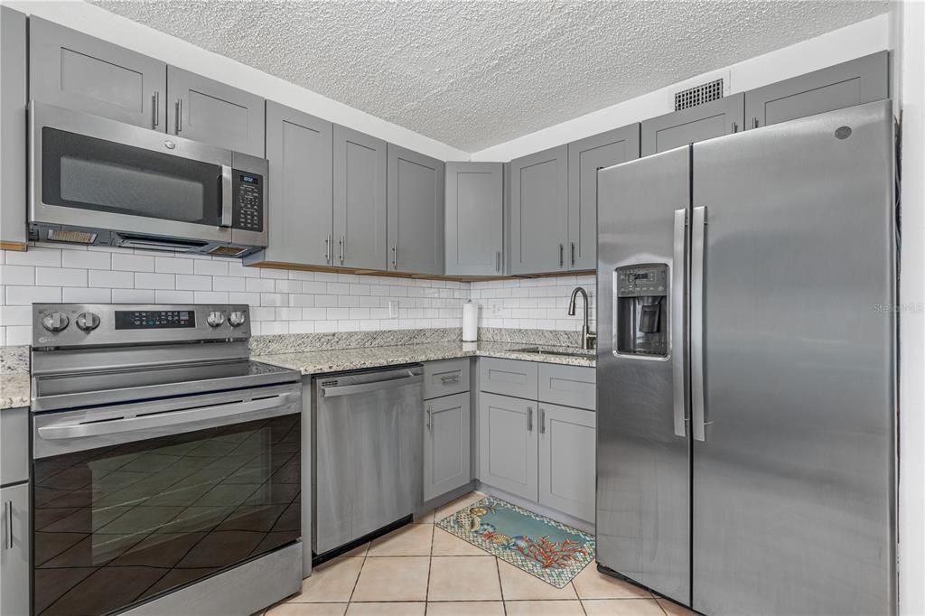 For Sale: $169,900 (2 beds, 1 baths, 864 Square Feet)