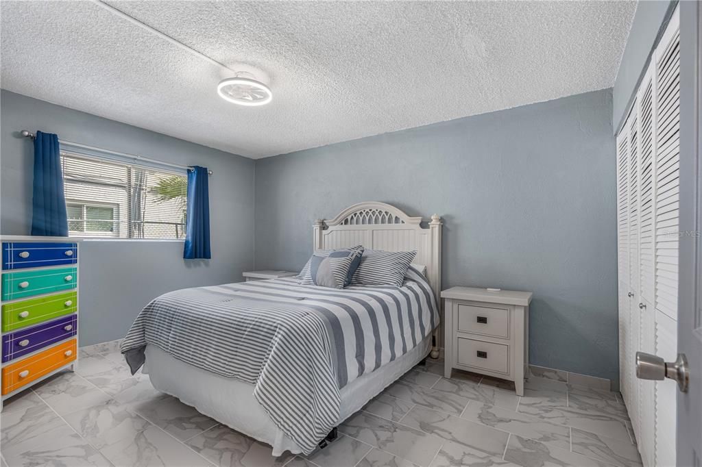 For Sale: $169,900 (2 beds, 1 baths, 864 Square Feet)