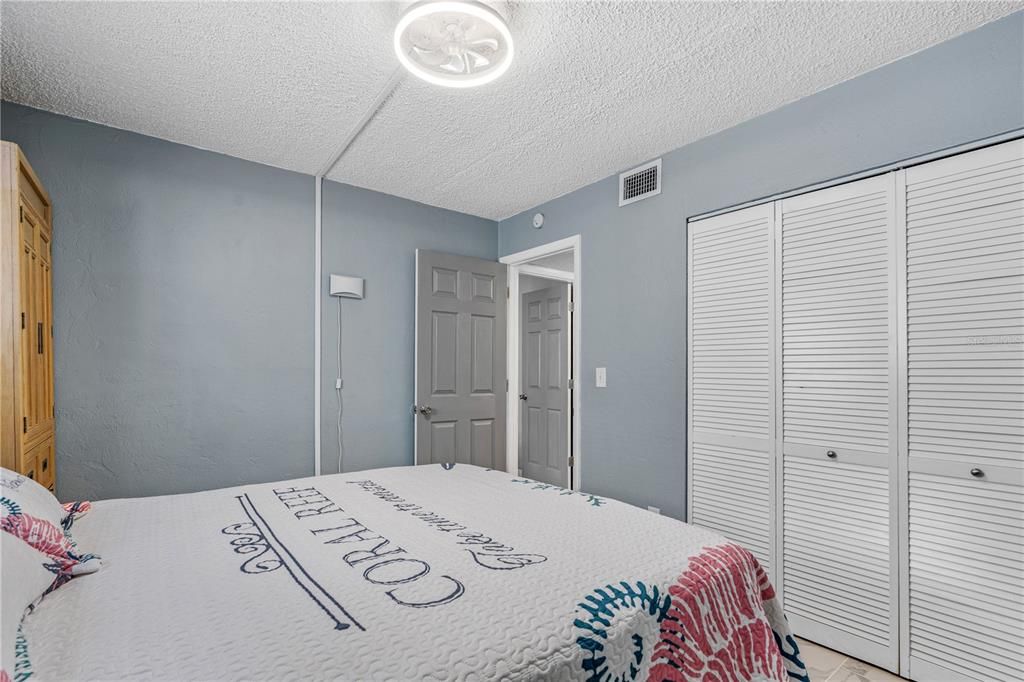 For Sale: $169,900 (2 beds, 1 baths, 864 Square Feet)