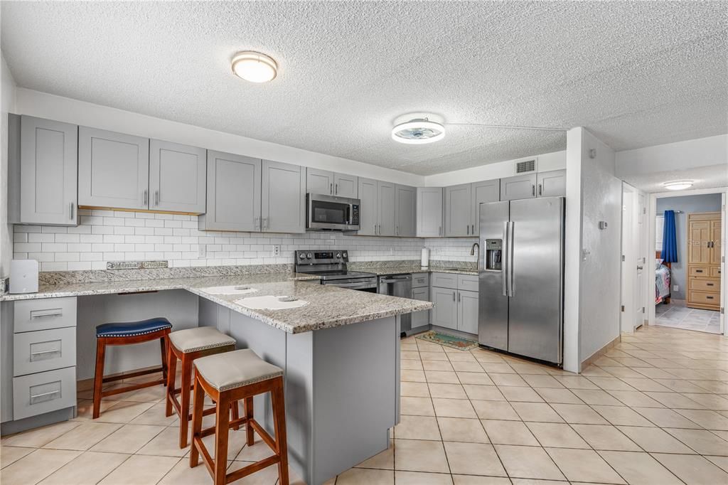 For Sale: $169,900 (2 beds, 1 baths, 864 Square Feet)