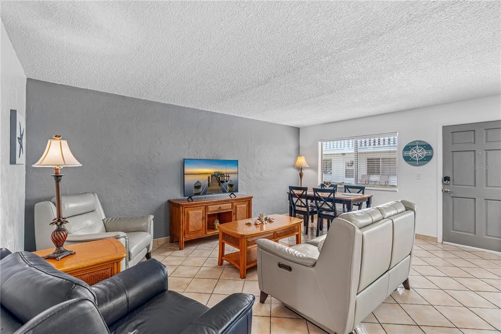 For Sale: $169,900 (2 beds, 1 baths, 864 Square Feet)