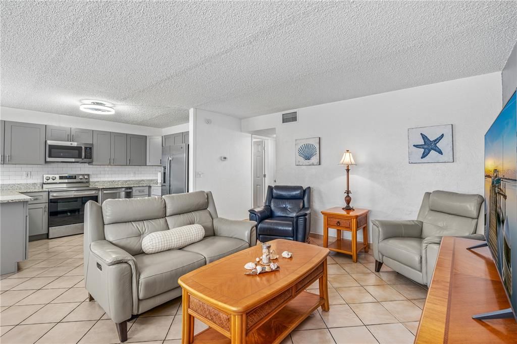 For Sale: $169,900 (2 beds, 1 baths, 864 Square Feet)
