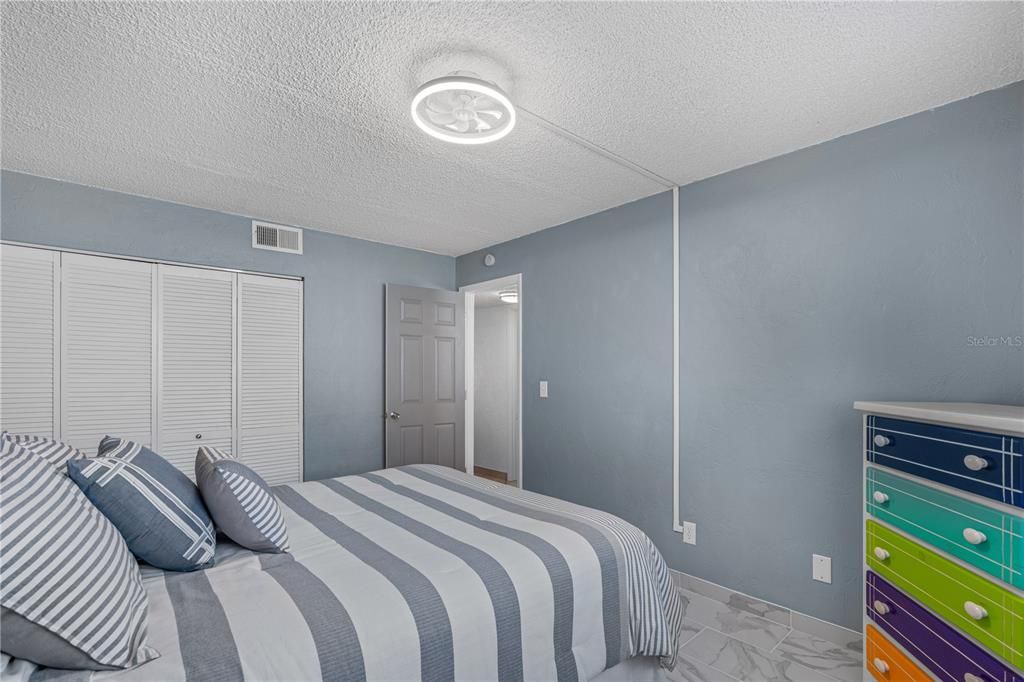 For Sale: $169,900 (2 beds, 1 baths, 864 Square Feet)