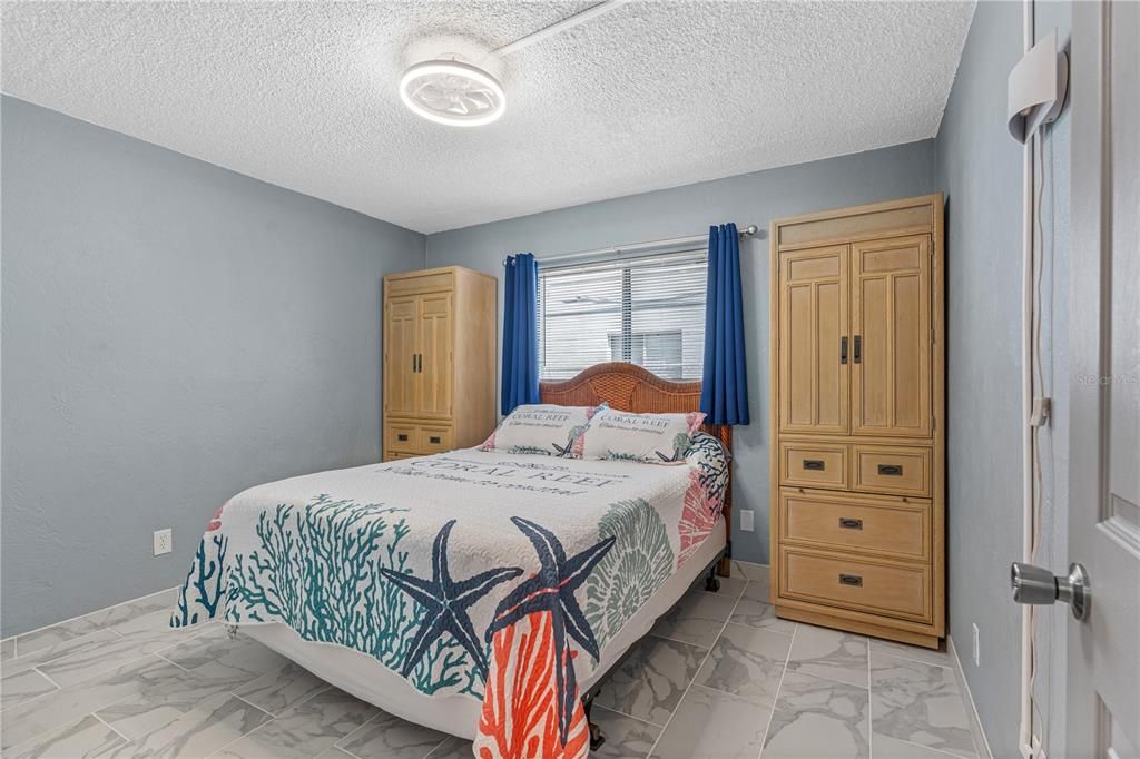 For Sale: $169,900 (2 beds, 1 baths, 864 Square Feet)