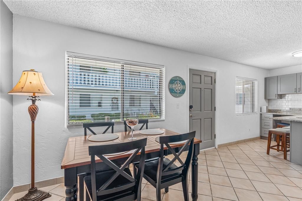For Sale: $169,900 (2 beds, 1 baths, 864 Square Feet)