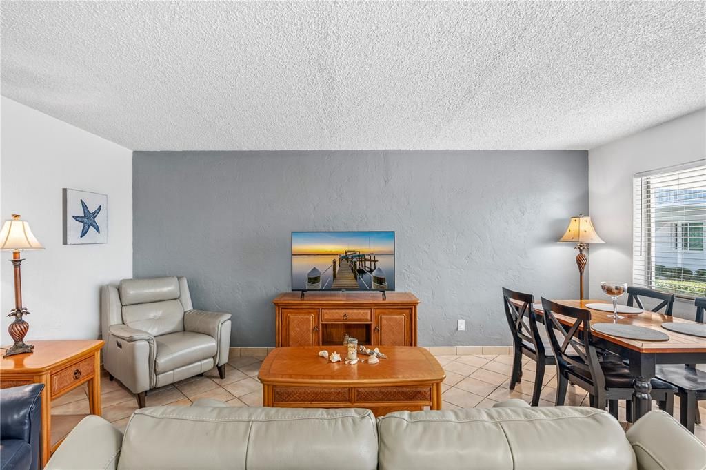 For Sale: $169,900 (2 beds, 1 baths, 864 Square Feet)