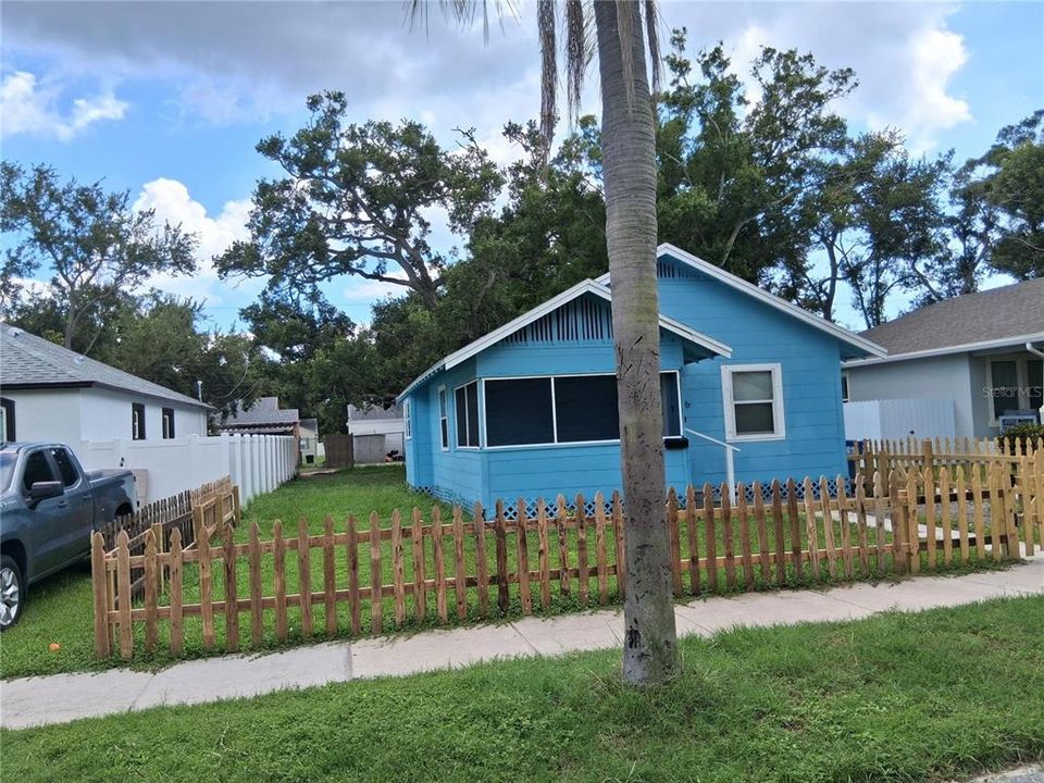 For Sale: $225,000 (2 beds, 1 baths, 702 Square Feet)
