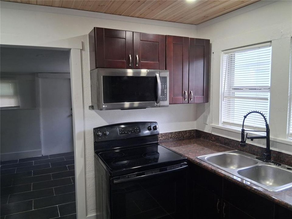For Sale: $225,000 (2 beds, 1 baths, 702 Square Feet)