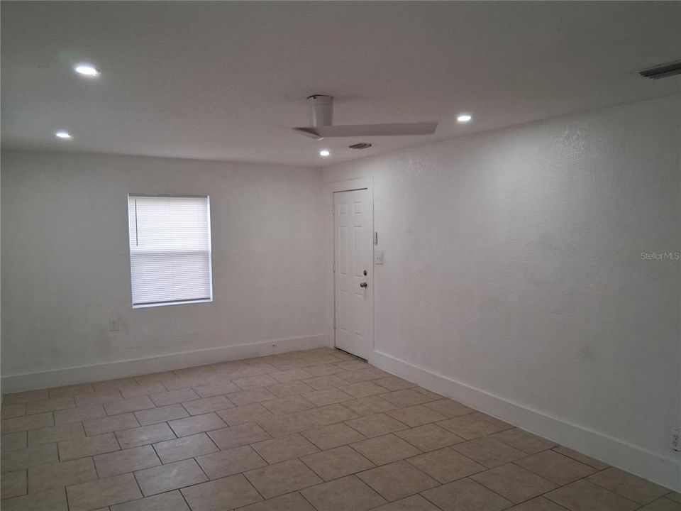 For Sale: $225,000 (2 beds, 1 baths, 702 Square Feet)