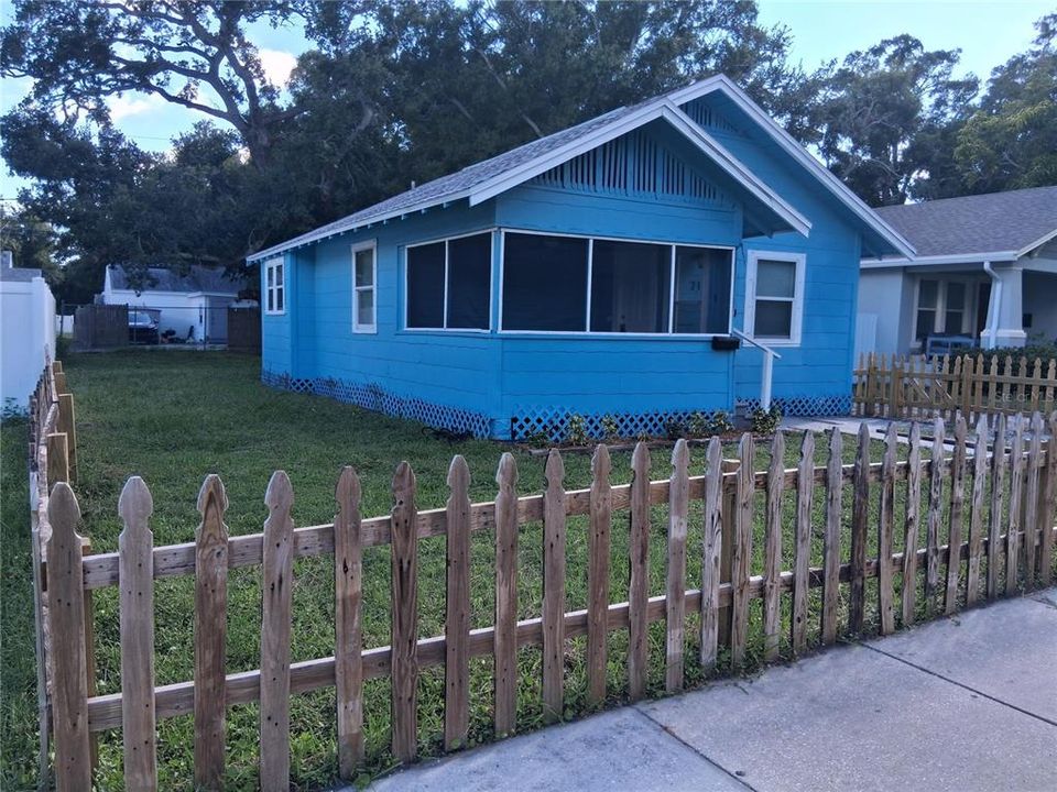 For Sale: $225,000 (2 beds, 1 baths, 702 Square Feet)