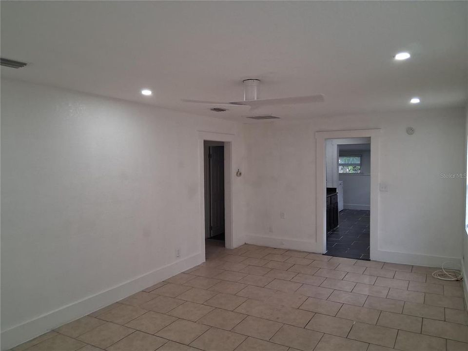 For Sale: $225,000 (2 beds, 1 baths, 702 Square Feet)