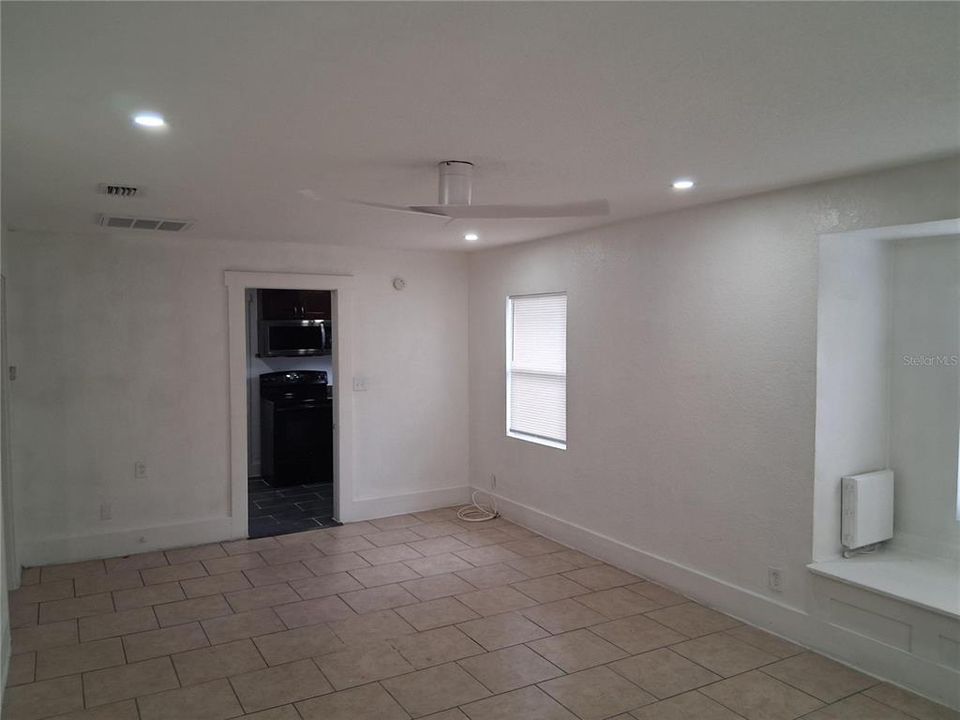 For Sale: $225,000 (2 beds, 1 baths, 702 Square Feet)