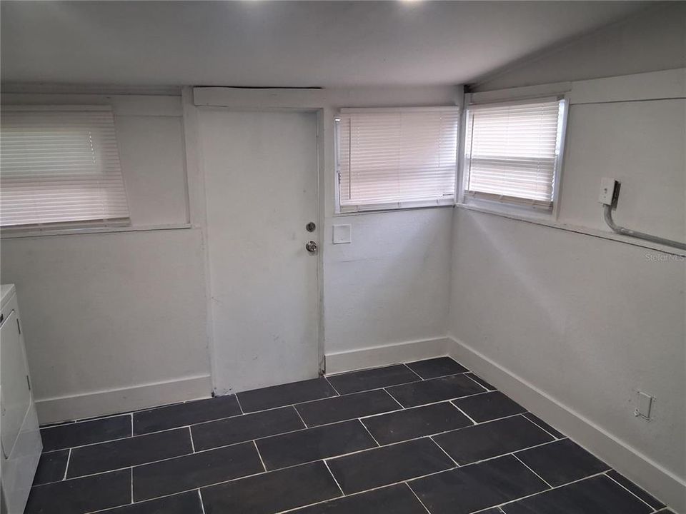 For Sale: $225,000 (2 beds, 1 baths, 702 Square Feet)