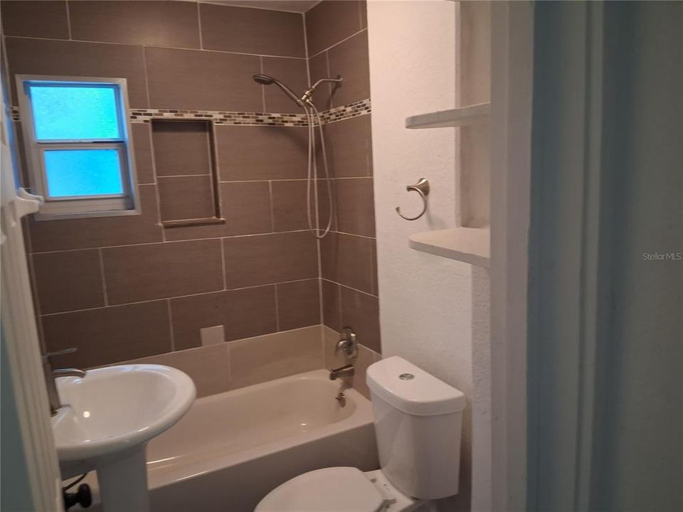 For Sale: $225,000 (2 beds, 1 baths, 702 Square Feet)