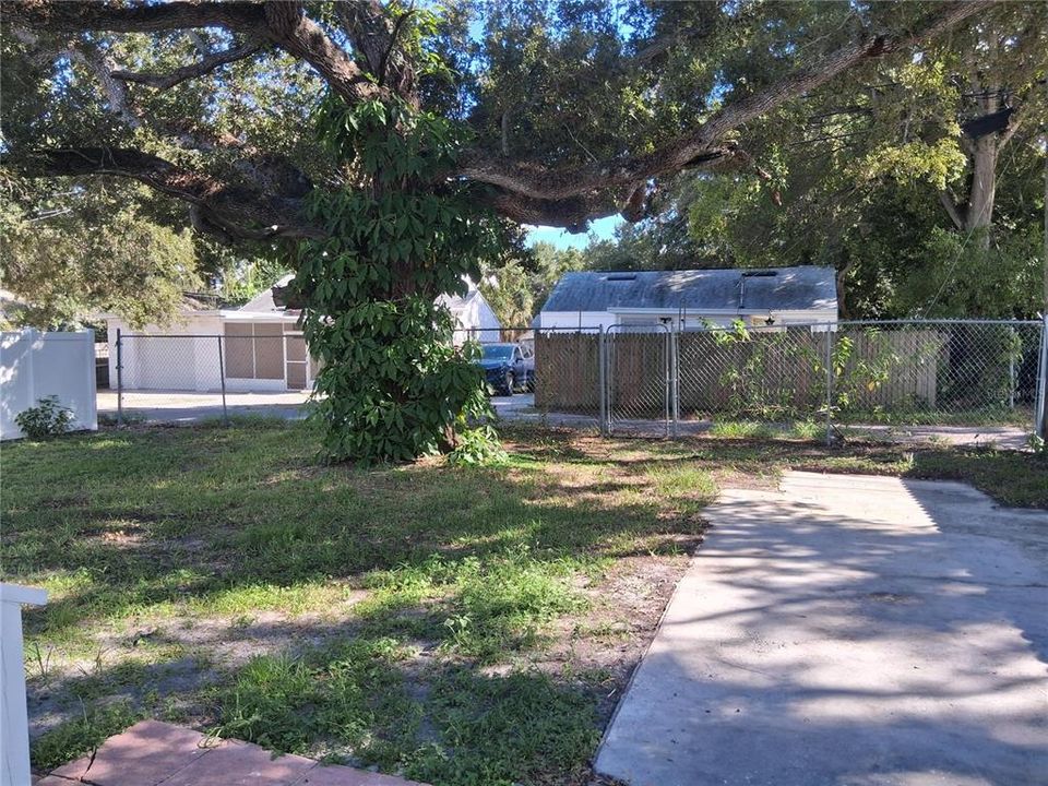 For Sale: $225,000 (2 beds, 1 baths, 702 Square Feet)