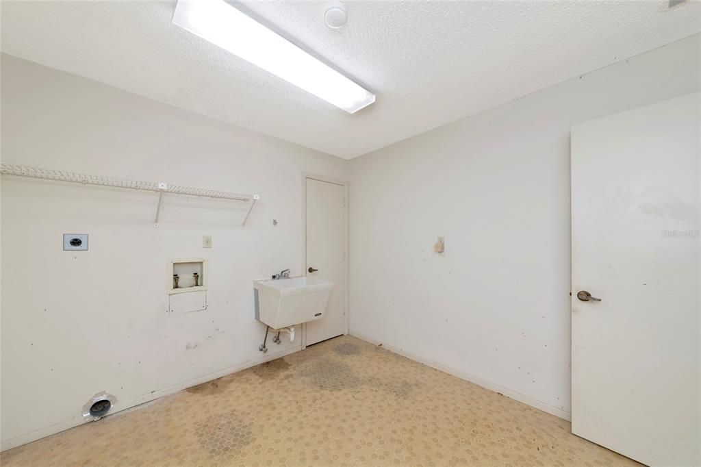En Venta: $595,000 (3 camas, 2 baños, 2465 Pies cuadrados)