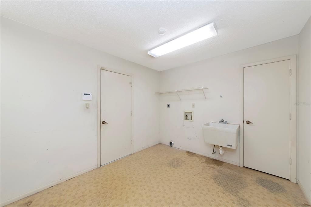 En Venta: $595,000 (3 camas, 2 baños, 2465 Pies cuadrados)