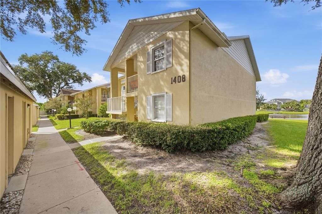 For Sale: $197,500 (2 beds, 2 baths, 985 Square Feet)