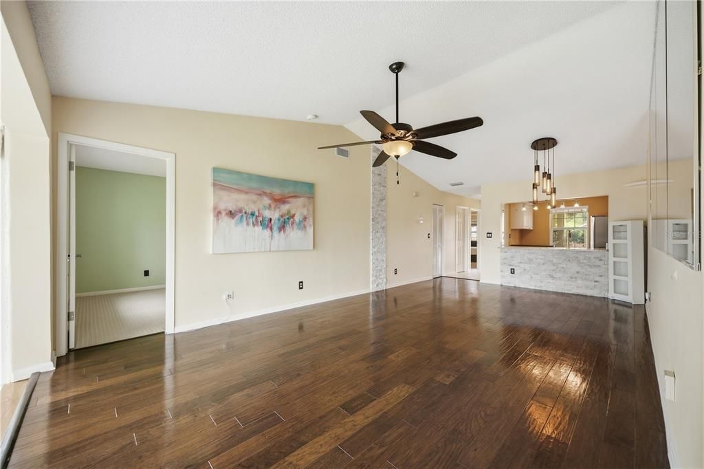 For Sale: $197,500 (2 beds, 2 baths, 985 Square Feet)