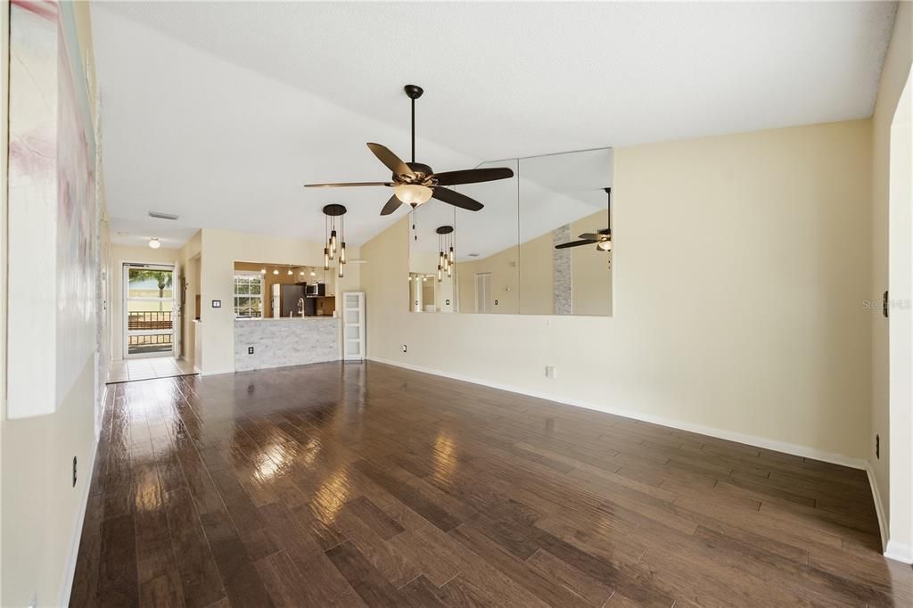 For Sale: $197,500 (2 beds, 2 baths, 985 Square Feet)