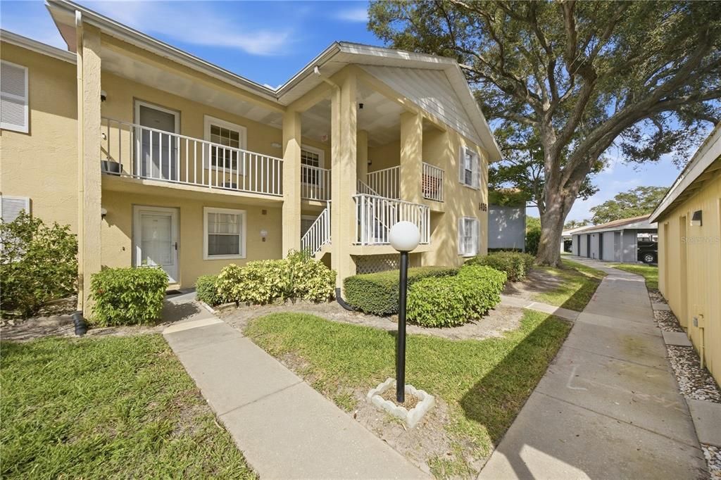 For Sale: $197,500 (2 beds, 2 baths, 985 Square Feet)