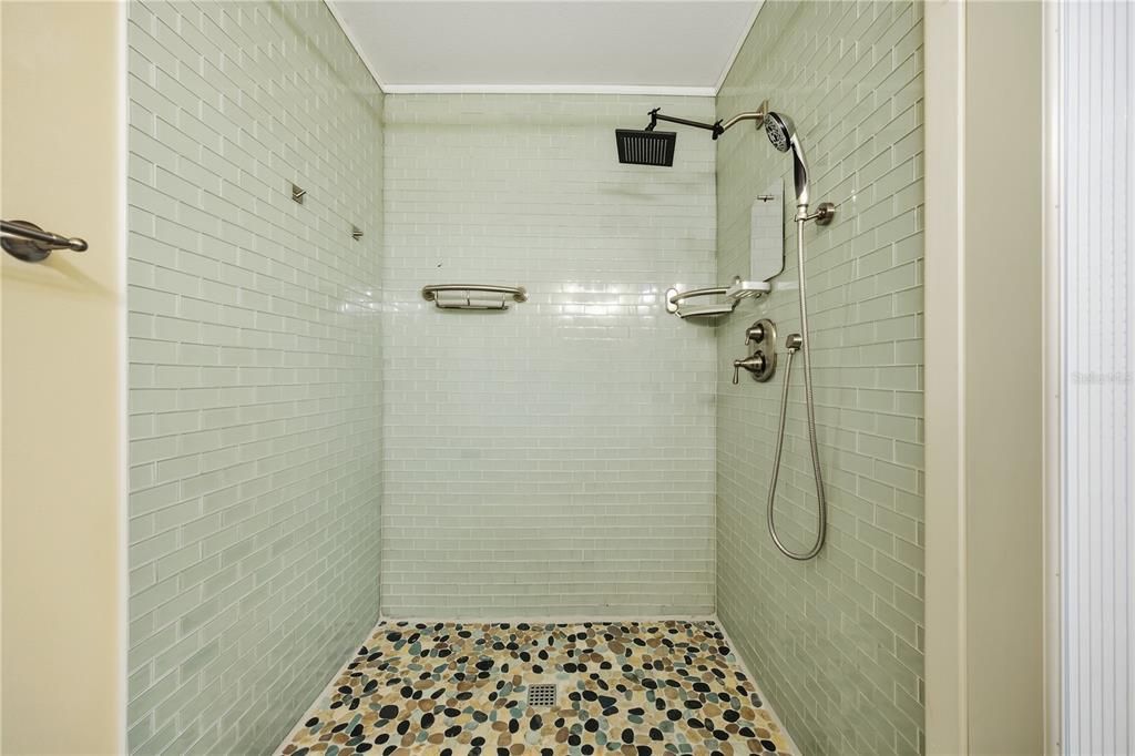 For Sale: $197,500 (2 beds, 2 baths, 985 Square Feet)