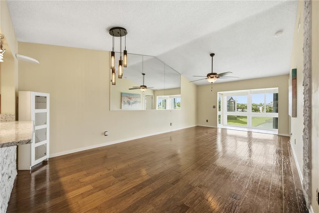 For Sale: $197,500 (2 beds, 2 baths, 985 Square Feet)